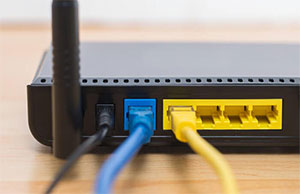 تفاوت مودم‌ VDSL مخابرات و ADSL مخابرات که فقط با حداکثر سرعت 8 تا 10 مگابیت بر ثانیه اینترنت ارائه می‌دهد.